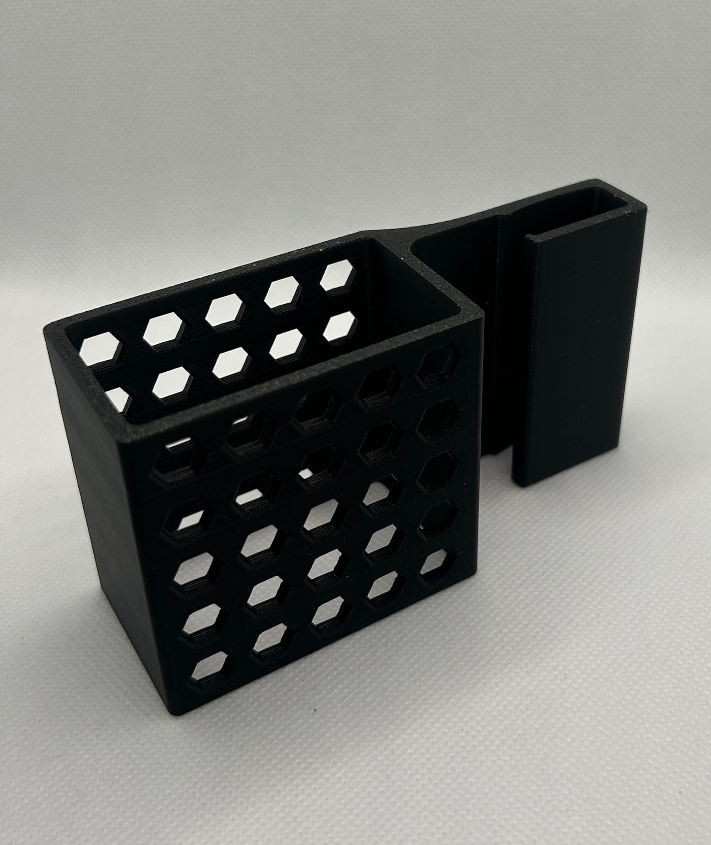 Netzteilhalter für Kühlbox zur sauberen und sicheren Befestigung